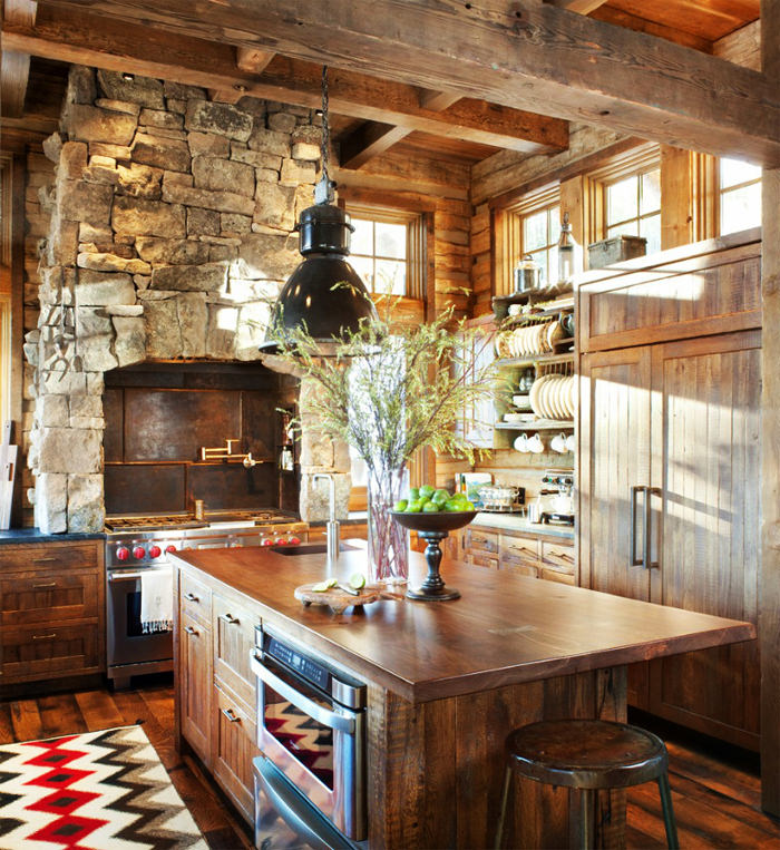 Rústica e estilosa, cozinha de madeira com forno de pedra (Foto: Reprodução)